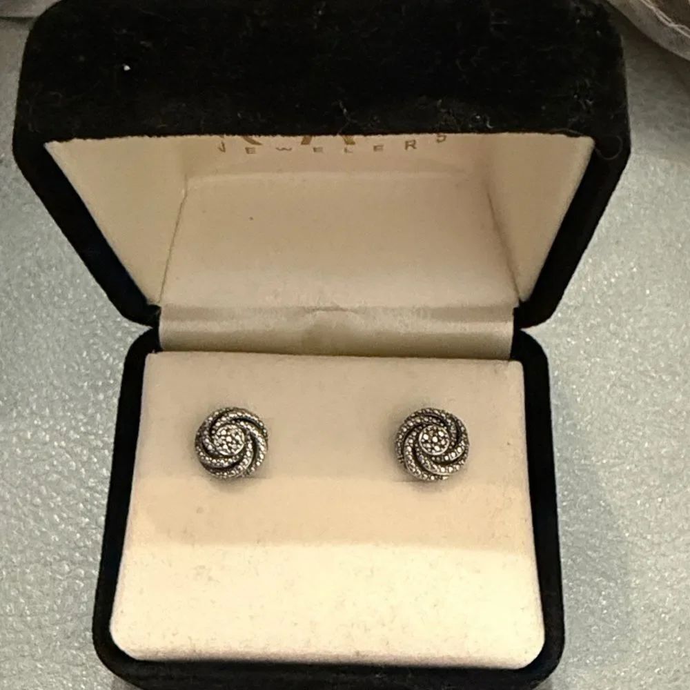 BEAUTIFUL NEW Kay Jewelers Sterling Silver 925 diamond stud earrings